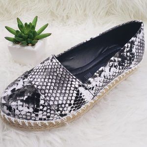 New Womens Animal Print ‎ Moccasin Style Shoes  Size 7 - 10
